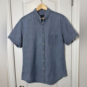 J. Crew Mens Medium Chambray Short Sleeve Collared Button Down
Shirt Medium
